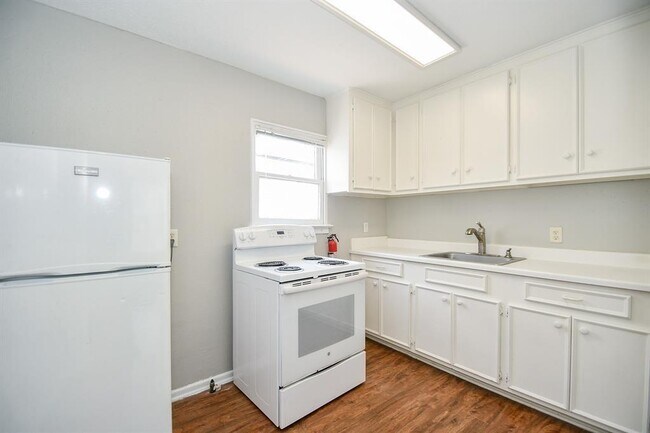 Building Photo - 2722 Wroxton Rd
