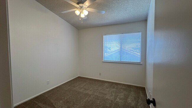Building Photo - West Palmdale Home