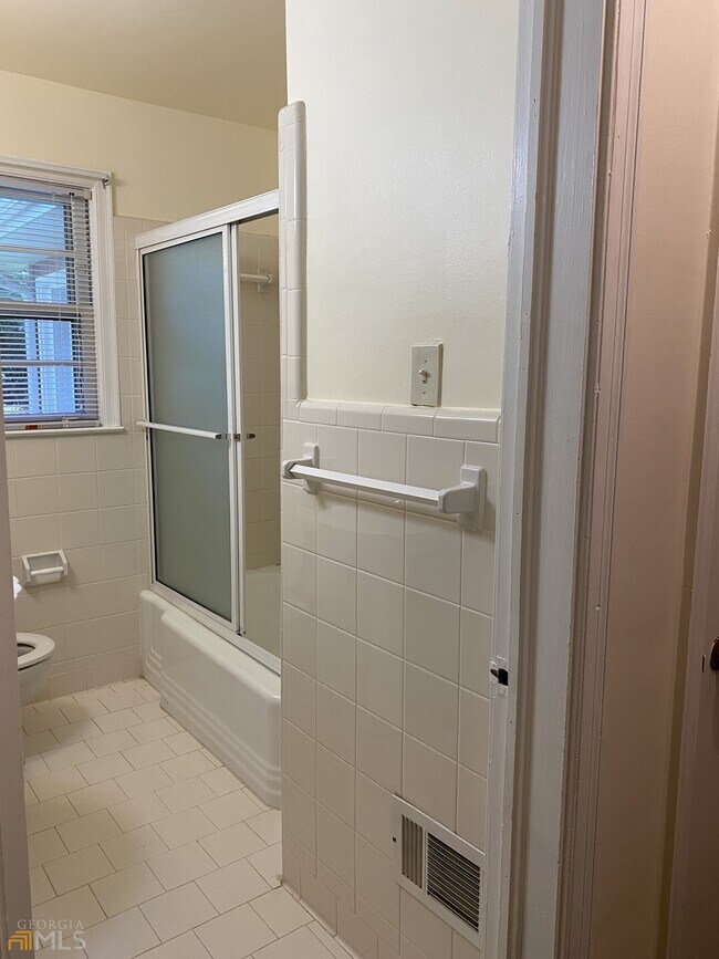 Building Photo - 2022 Woodbine Terrace NE