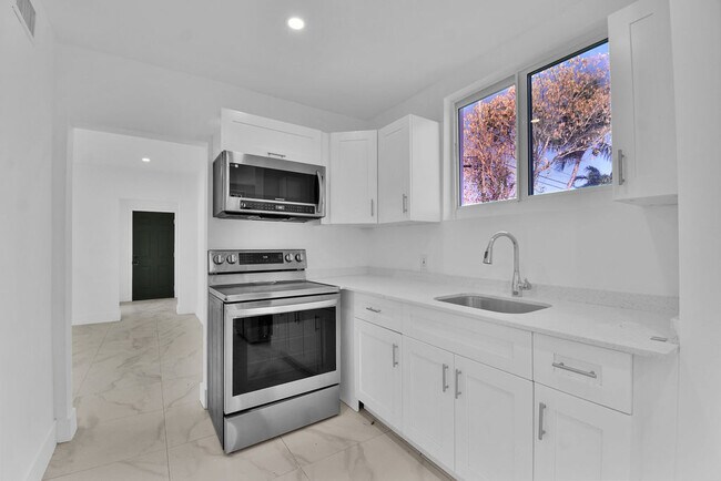 Building Photo - 3025 NW 8th Ave