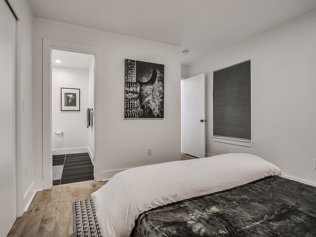 Building Photo - Champagne Plaza - Furnished Back House