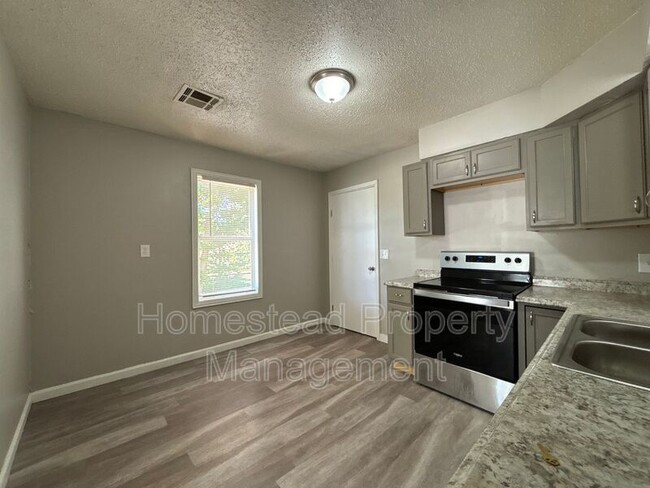 Building Photo - 305 E Jacobs Dr