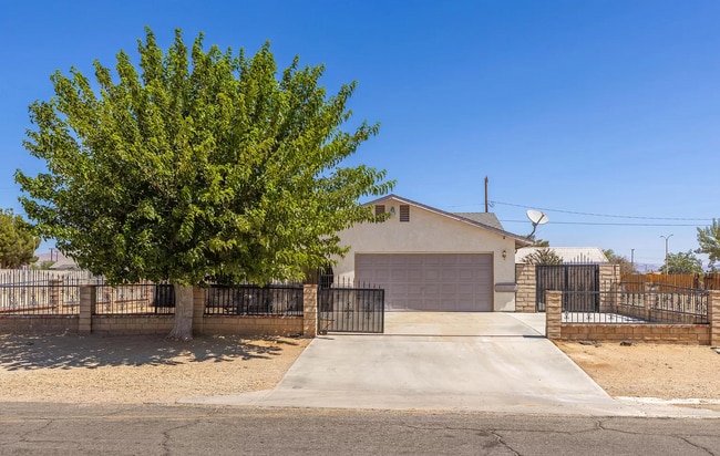 Building Photo - Perfect Pool House!!