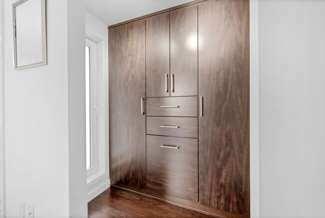 Building Photo - 2 bed 1.5 bath houseboat on Lake Union