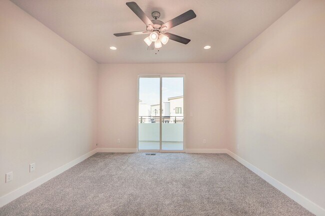 Building Photo - Crimson Park Town Home.