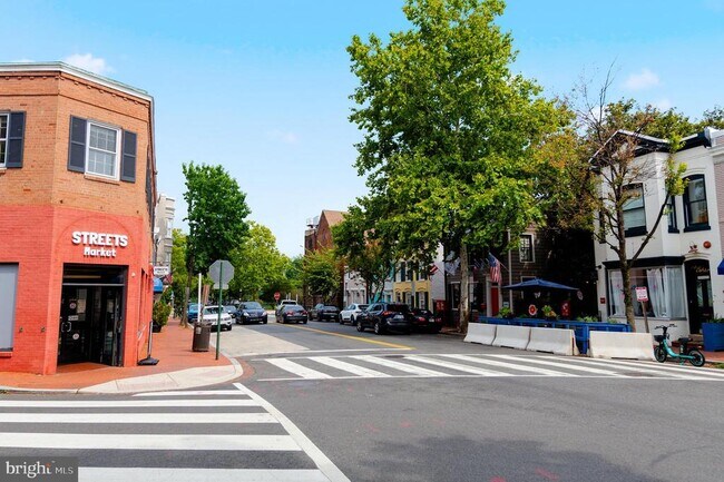 Building Photo - 2516 Q St NW