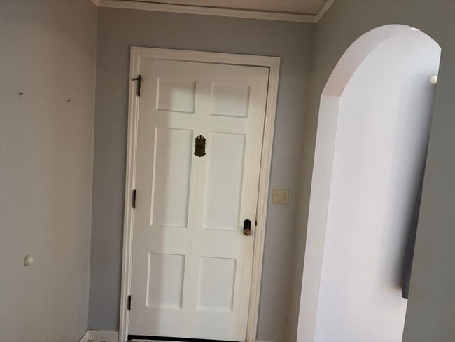 Building Photo - 3 Bedroom on large lot