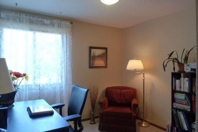 Building Photo - $1,095 | 2 Bedroom, 1 Bathroom Apartment | Cat Friendly* | Available for August 1st, 2026 Move In!