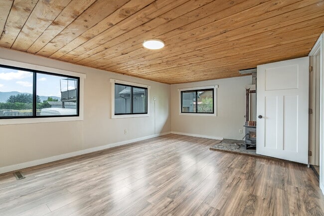 Building Photo - Gallatin Gateway Rental Just Steps from the River
