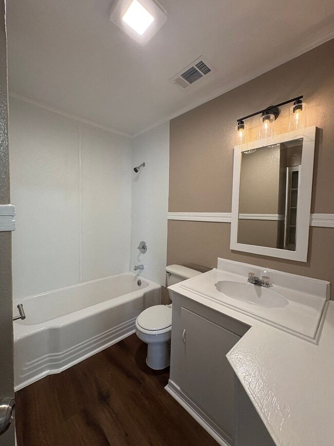 Building Photo - Amazing 2 bedroom/1 bath house with laundry room!