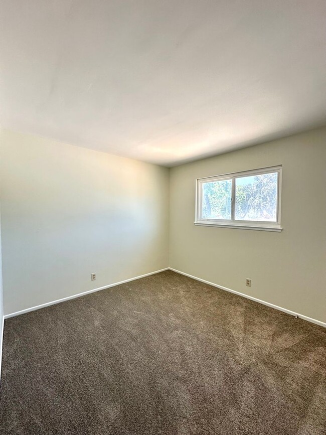 Building Photo - Desirable 4 bedroom home in Mountain View ...