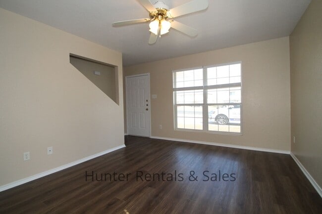 Building Photo - Delightful Townhouse!
