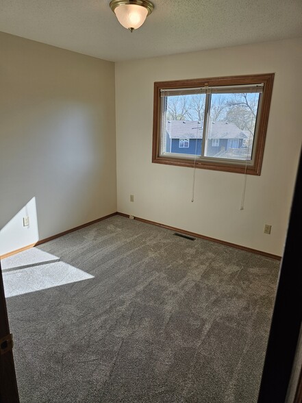 Building Photo - 4601 E Hanna Cir