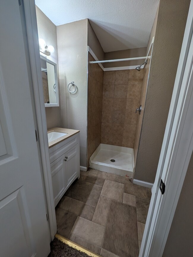 Building Photo - 516 NE Twiss Ave