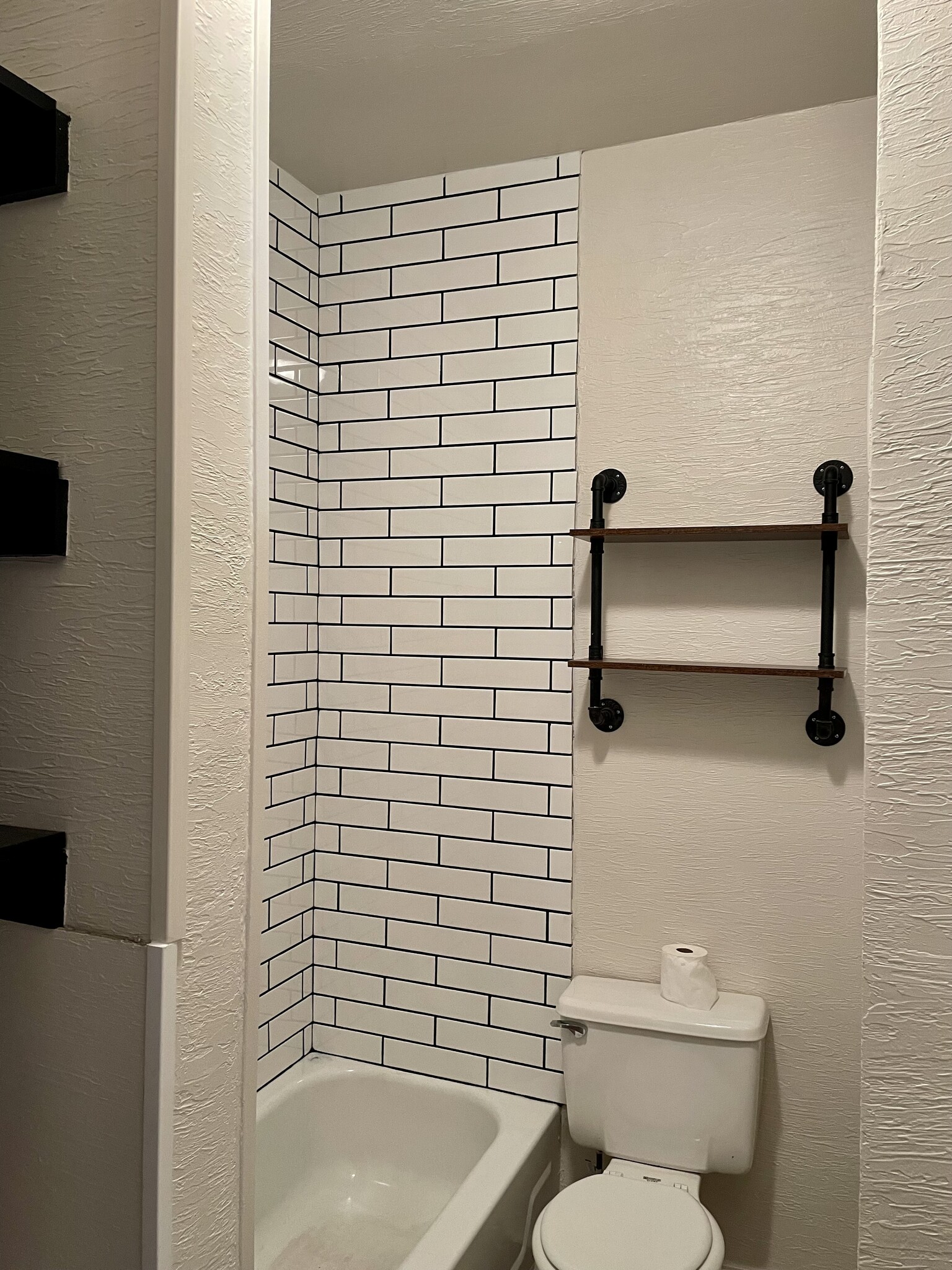 Building Photo - 672 Middle Ave