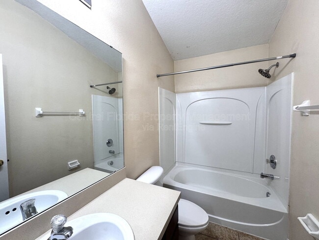 Building Photo - 1985 Estancia Cir