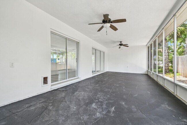 Building Photo - 695 Sunset Dr