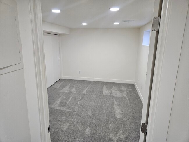 Building Photo - Roy Duplex