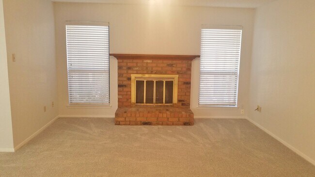 Building Photo - Spacious, Remodeled Duplex Unit Near Hulen...