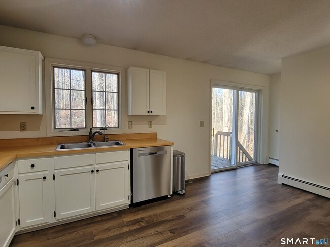 Building Photo - 799 Middle Turnpike