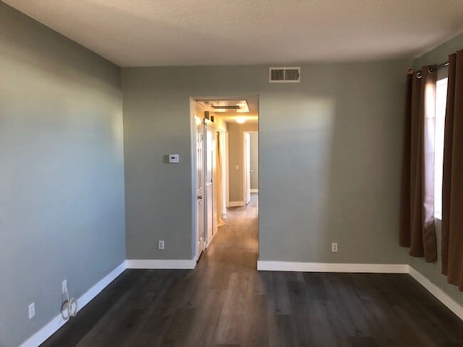 Building Photo - Beautiful 3 bedroom 2 bath Townhome across...