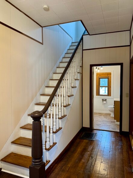 Building Photo - 1802 Perry Hwy