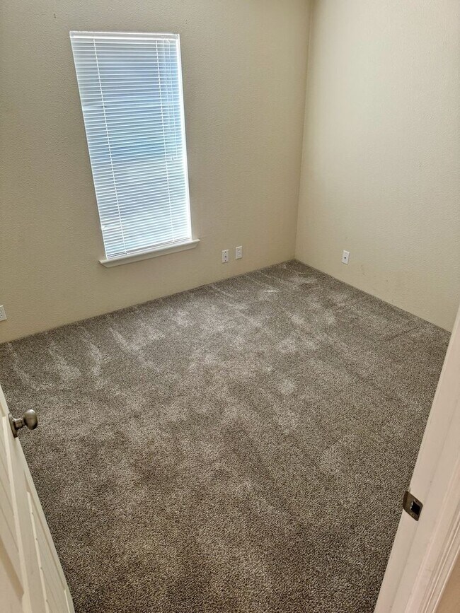 Building Photo - Rural 3 Bed/2 Bath with Office and Large Lot!