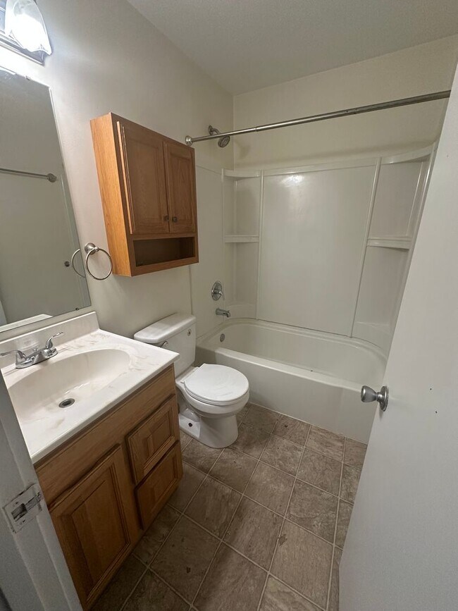 Building Photo - Beautiful 3 Bedroom Home with Large Back Yard and Deck!