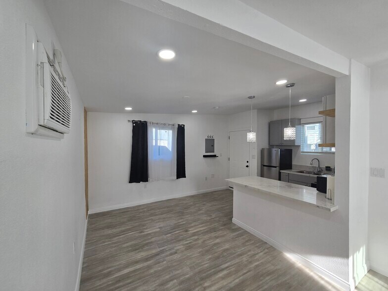 Building Photo - 1943 Claudina Ave