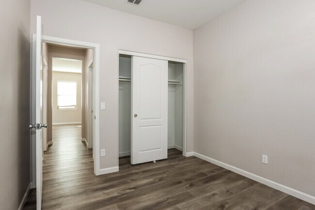 Building Photo - 4845 S 243rd Dr