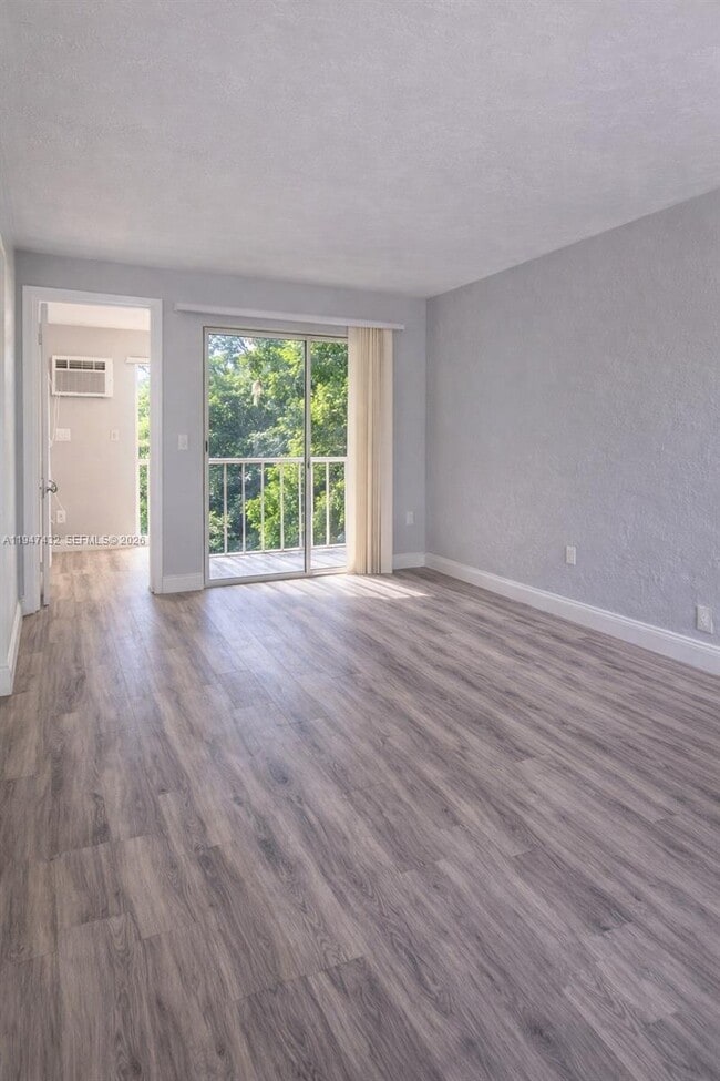 Building Photo - 1860 Venice Park Dr