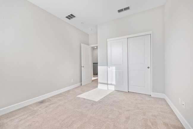 Building Photo - 5Bed/3Ba Home in Quiet Hayward Community w...