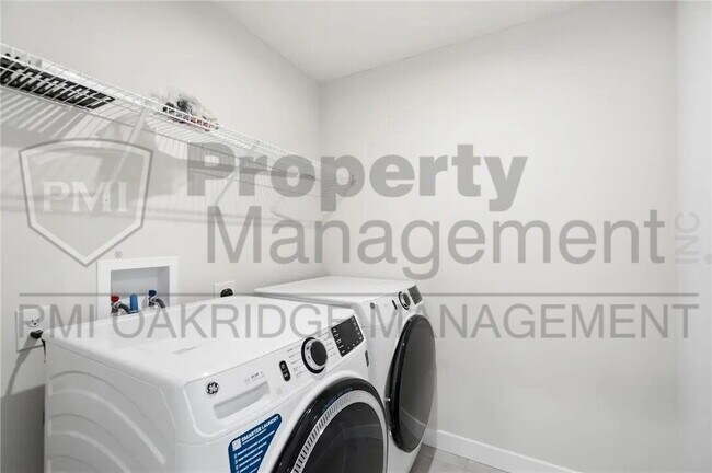 Building Photo - 3 Bed 3 1/2 Bath Single Family Home with Attached 2 Car Garage