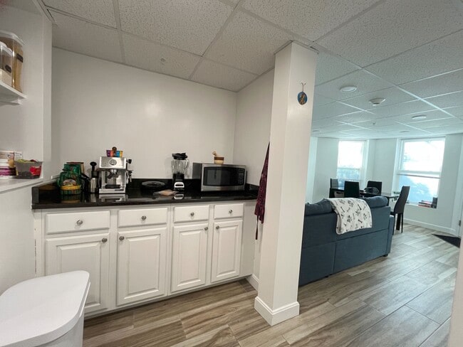 Building Photo - 376 Riverway