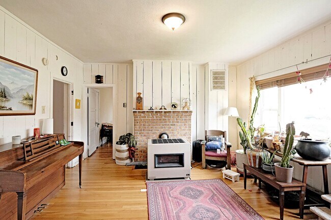 Building Photo - Pet-Friendly Woolen Mills Home Near Local Favorites