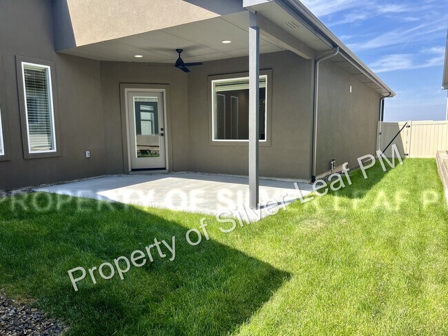 Building Photo - 475 E Chevy Dr
