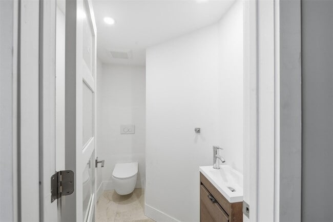 Building Photo - 1706 NE 28th Dr