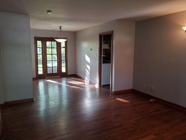 Building Photo - Nice 2 bedroom very near College Hill park