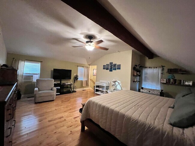 Building Photo - Spacious home with large yard & Detached G...