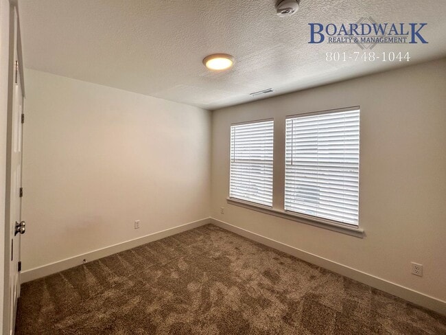 Building Photo - Spacious 3 bed in Quiet Community