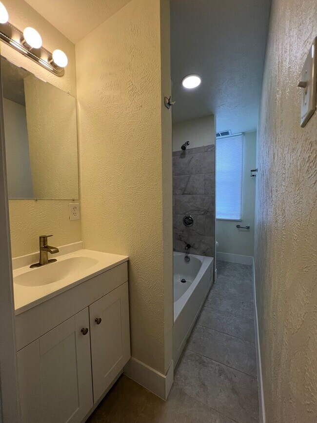 Building Photo - Updated 2 Bedroom apartment