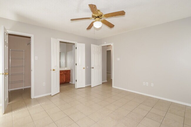 Building Photo - 10173 Oak Run Dr S