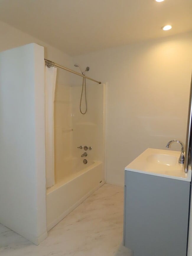 Building Photo - Cozy 2 Bedroom 1 Bath in Winona