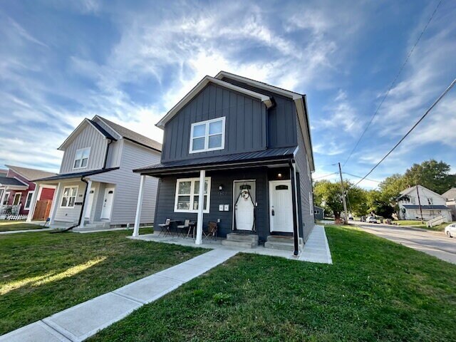 Building Photo - **SPECIAL** $250 OFF 2ND MONTH'S RENT** 3 Bedroom 2 Bath Duplex in the Heart of Indianapolis