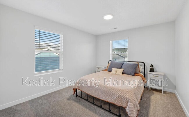 Building Photo - 979 Shoreline Dr