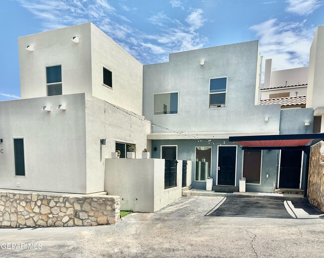 Building Photo - 4016 Camelot Heights Dr