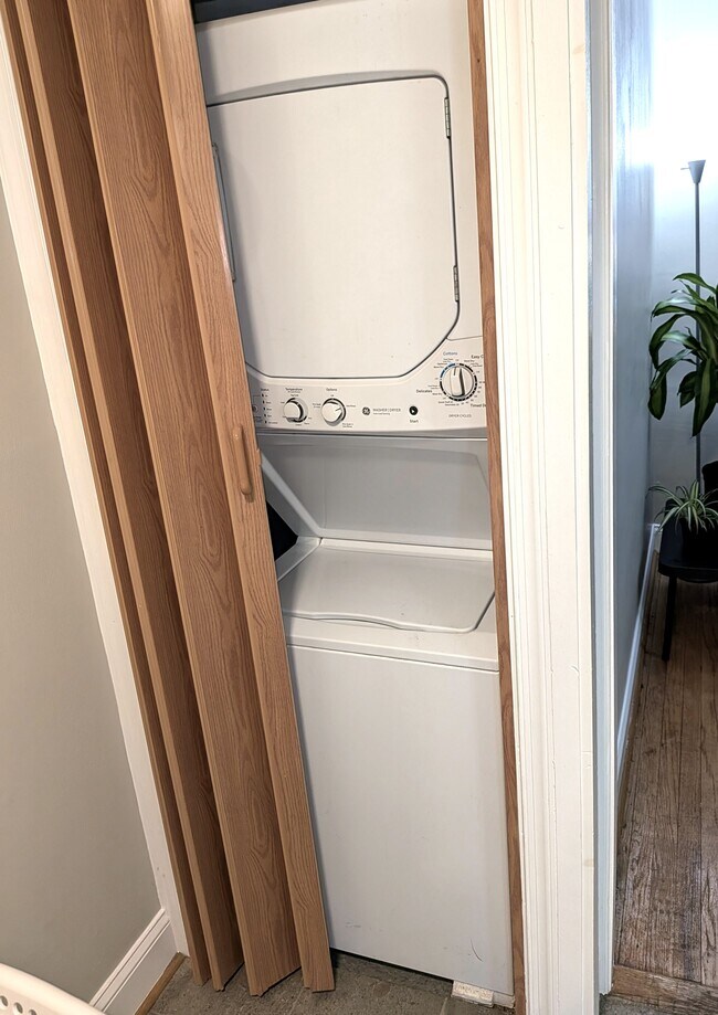 Building Photo - 1733 F St NE