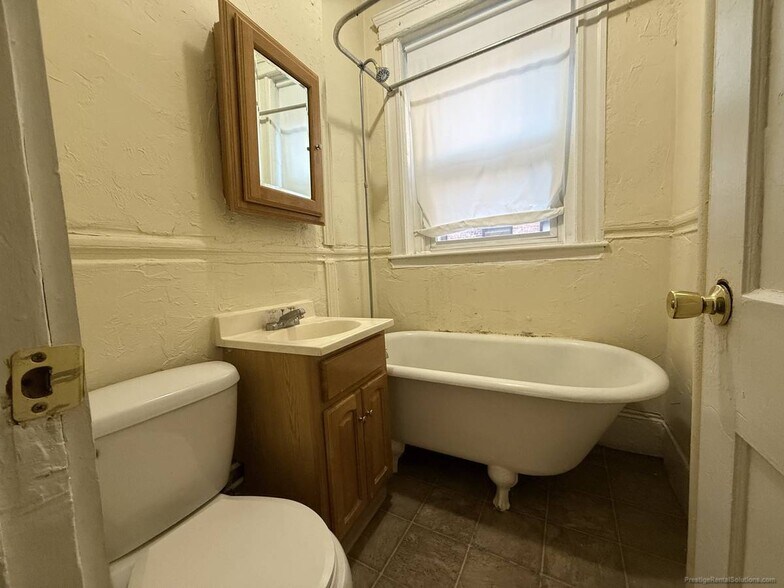 Building Photo - 15 Royce Rd