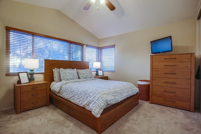 Building Photo - Beautiful, spacious 3 bedroom 2.5 bath hom...