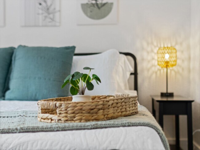 Building Photo - Charming Furnished 2BR Bungalow in Rockwood